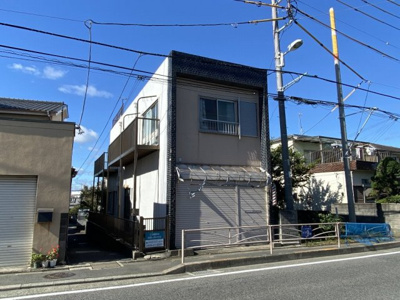 【外観】 | 国道１号線に面する角地。海見えの立地。