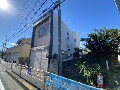 【外観】 | 国道１号線に面する角地。海見えの立地。