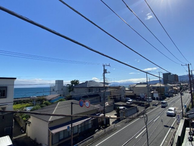 【展望】 | 国道１号線に面する角地。海見えの立地。