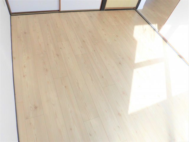 ヴィラナリー安八A棟の洋室