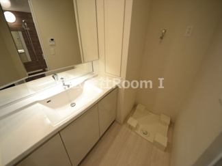 【洗面所】 | ＯＰＵＳ　ＲＥＳＩＤＥＮＣＥ　ＳＨＩＮＳＡＩＢＡＳＨＩ　ＳＯＵＴＨ | 明るい洗面所です