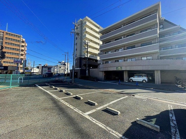 エンパイアテラスの駐車場|駐車場があるので、車を買う予定の方も安心です
