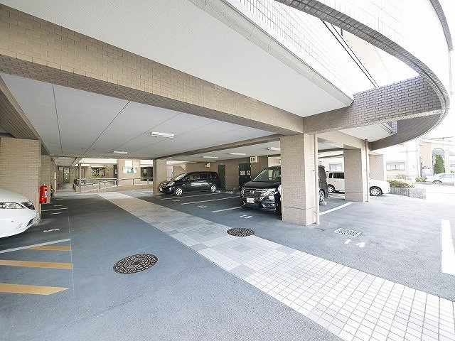 エンパイアテラスの駐車場|駐車場があるので、車を買う予定の方も安心です