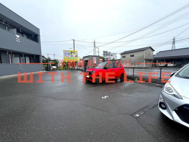 メルヴェール【10,000円キャッシュバック対象物件】の駐車場|駐車場があるので、車を買う予定の方も安心です