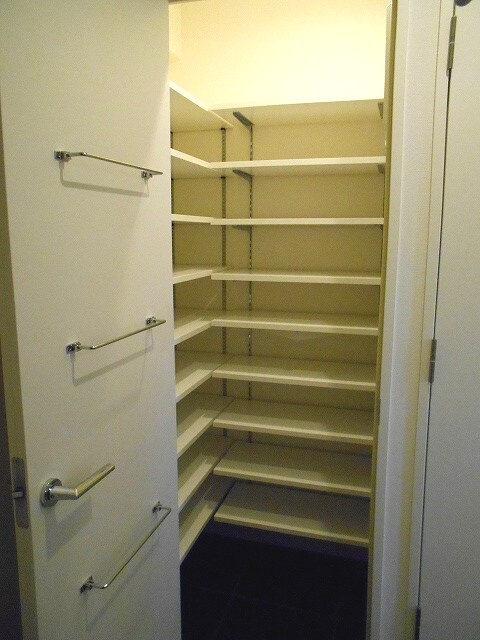 COMFORIA台東根岸の玄関