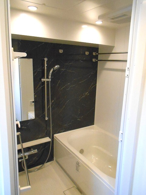 COMFORIA台東根岸の浴室