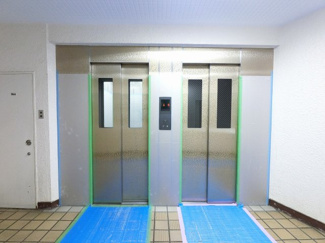 【その他共用部分】 | お買い物時やベビーカーの出し入れに便利なエレベーター付
混雑時にも便利なエレベーター2基付です。