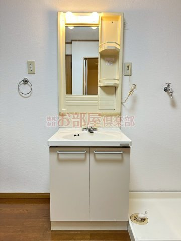 ピュアハウスの独立洗面台|独立洗面台、小物を置くことができて便利です