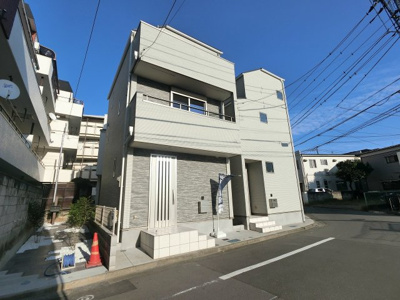 【外観】 | 上大岡東二丁目中古戸建 | 平成30年築の築浅戸建。
京急本線「上大岡」駅徒歩5分の好立地。駅近ならではの便利な住環境も魅力的です。