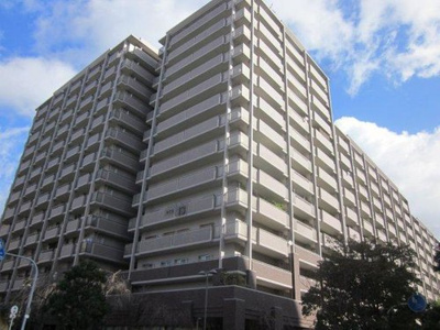 【外観】 | 淀川リバーサイドタウンさくら13番館 | 14階建て総戸数200戸、鉄骨鉄筋コンクリート造の大規模マンションです。
マンションはブラウンとライトグレーを使ったタイル貼りの落ち着いた雰囲気の外観です。