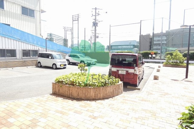 ツインズ博多S棟の駐車場