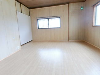 【居間・リビング】 | 檜川町3丁目貸家 | こちらのリビングで趣味の時間をお楽しみください