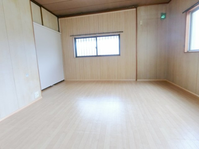 【居間・リビング】 | 檜川町3丁目貸家 | こちらのリビングで趣味の時間をお楽しみください