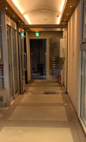 青山アイビスビルのエントランス