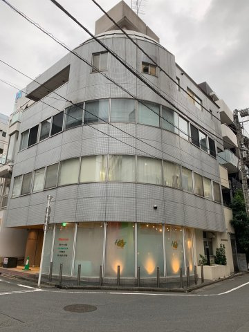 青山アイビスビルの外観