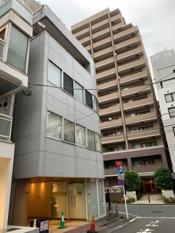 青山アイビスビルの外観