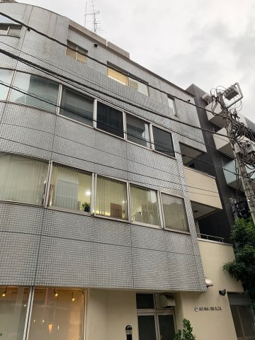 青山アイビスビルの外観