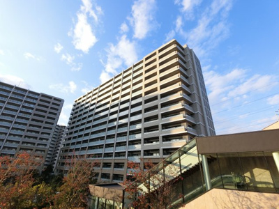 【外観】 | クレストプライムレジデンス アベニュー壱番館 | 総戸数421戸の大規模物件！入居者専用の芝生広場やBBQテラス等15の共用施設がございます。
暮らしやすさと機能性が調和したベーシックな3LDK♪