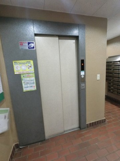 【その他共用部分】 | お買い物時やベビーカーの出し入れに便利なエレベーター付です。