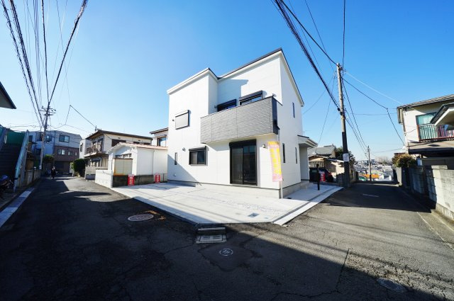 星川駅徒歩圏の好立地！東南角地、LDK20.5帖、カースペース２台♪保土ヶ谷区鎌谷町　新築戸建ての前面道路含む現地写真