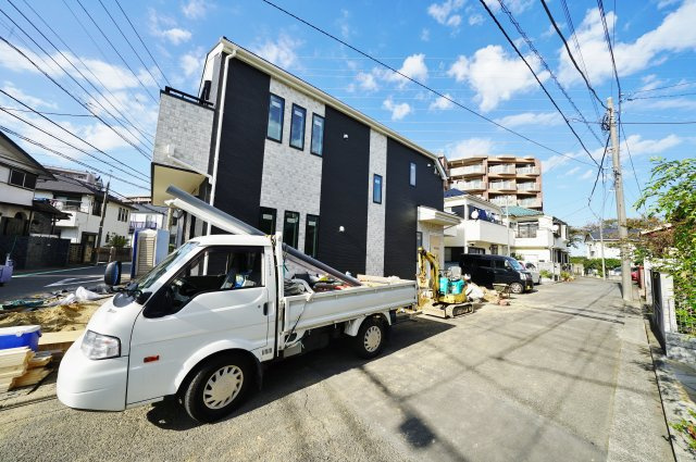 高台の閑静な住宅街！全棟LDK18帖以上♪保土ヶ谷区瀬戸ヶ谷町　全３棟新築戸建ての前面道路含む現地写真