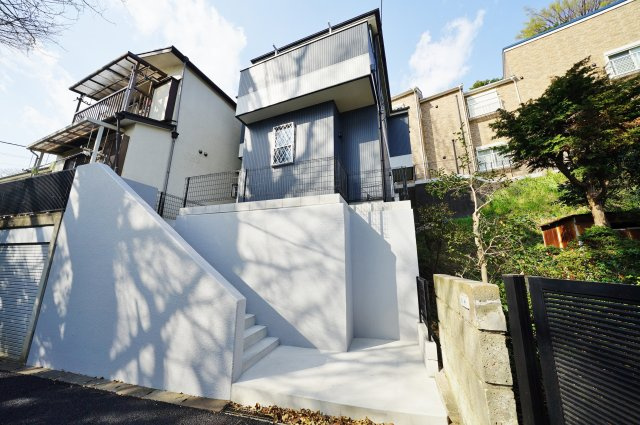 保土ヶ谷駅徒歩9分の好立地。スタイリッシュな外観が目を引くシンプルモダンな邸宅。保土ヶ谷区霞台　新築戸建ての外観