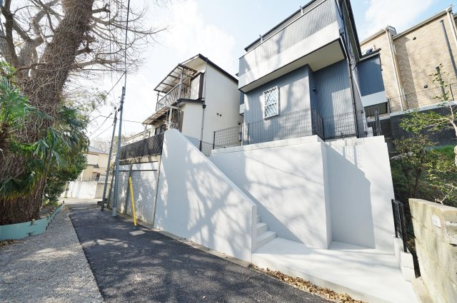 保土ヶ谷駅徒歩9分の好立地。スタイリッシュな外観が目を引くシンプルモダンな邸宅。保土ヶ谷区霞台　新築戸建ての前面道路含む現地写真