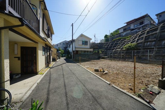 横浜駅徒歩圏♪17.3帖LDKには6帖の大型ロフト付き。カースペース２台♪保土ヶ谷区鎌谷町　新築戸建ての前面道路含む現地写真