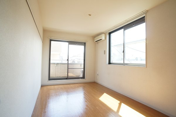 グランドールの居間・リビング|２面採光の明るいお部屋です;