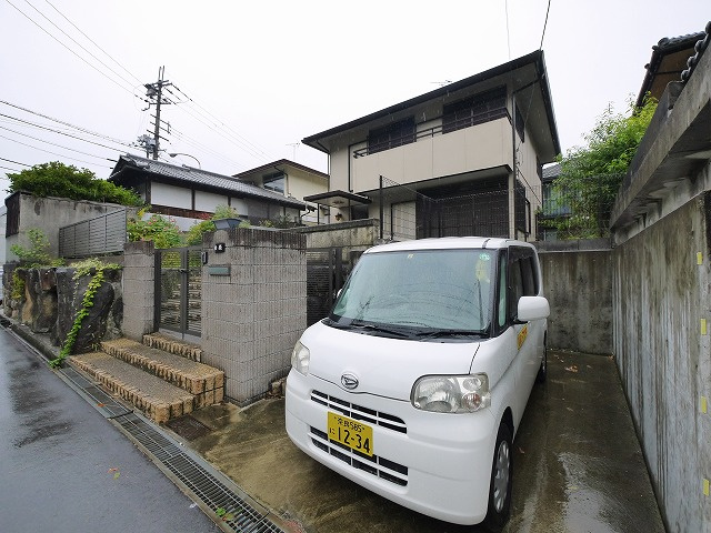 右京３丁目一戸建の駐車場|駐車場があるので、車を買う予定の方も安心です
