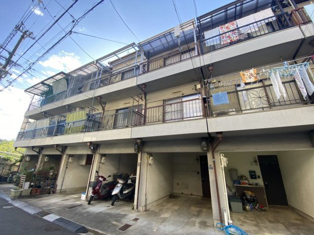 大東市三箇６丁目　中古戸建ての外観|■車庫付き一戸建てです　大きい車も駐車可能ですよ♪♪