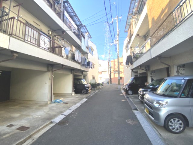 大東市三箇６丁目　中古戸建ての前面道路含む現地写真