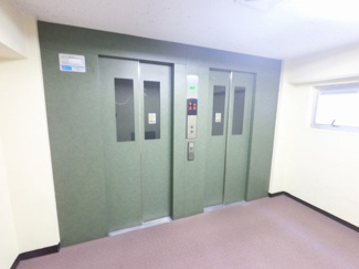 【その他共用部分】 | お買い物時やベビーカーの出し入れに便利なエレベーター付
混雑時にも便利なエレベーター2基付です。