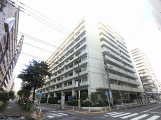【外観】 | JR根岸線「磯子」駅平坦徒歩3分、京急本線「屏風浦」駅徒歩10分と好立地。
通勤時間の短縮でご家族と過ごす時間を増やす事が出来ます。
