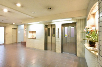 【その他共用部分】 | お買い物時やベビーカーの出し入れに便利なエレベーター付
混雑時にも便利なエレベーター2基付です。