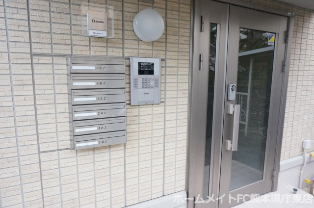 熊本市中央区八王寺町のアパートのエントランス