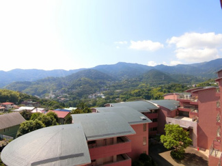 【展望】 | バルコニーから周囲の山々の稜線を一望出来ます