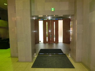 【エントランス】 | 湯河原オレンジライン沿いに建つ施設充実のリゾートマンションです