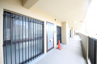 【その他共用部分】 | 室外機が置くスペースもきちんとあり廊下は広々としています