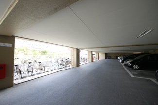 【駐車場】 | 駐車場はマンション1階スペースにあります