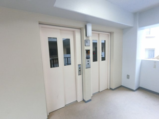 【その他共用部分】 | お買い物時やベビーカーの出し入れに便利なエレベーター付
2基付きで混雑時にも対応。