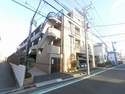 【外観】 | センチュリー綱島 | 東横線「綱島」駅徒歩8分！駅近ならではの便利な住環境も魅力的です。
日中の日当りは良く専用庭付の門扉があるので安心です♪