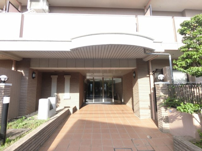 【エントランス】 | ナイスアーバン洋光台ガーデンヒル | 洋光台駅徒歩13分。
宅配ボックスやエレベーターもついており快適に過ごせます。