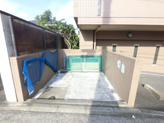 【その他共用部分】 | ごみ置き場です。
敷地内にあるのでゴミ出し楽ちんです。