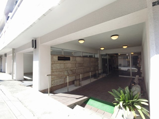 【エントランス】 | 東急東横線・目黒線「田園調布」駅徒歩7分・「多摩川」駅徒歩9分と好立地。
忙しい朝が助かる立地、暮らしにゆとりが生まれます。