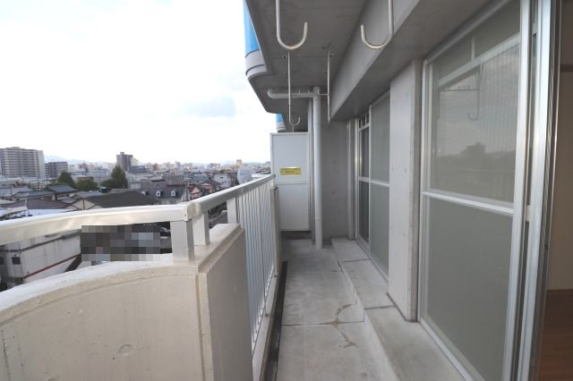 塩田町マンションのバルコニー|開放的で明るい空間を演出してくれるバルコニーです