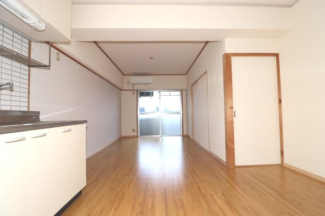 塩田町マンションの居間・リビング|こちらの居間で趣味の時間をお楽しみください