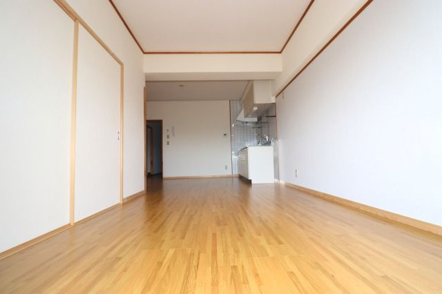 塩田町マンションの居間・リビング|こちらの居間で趣味の時間をお楽しみください