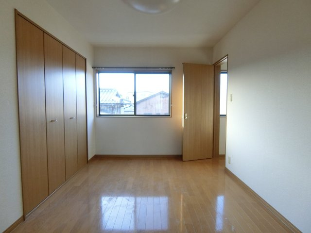 パープルの洋室