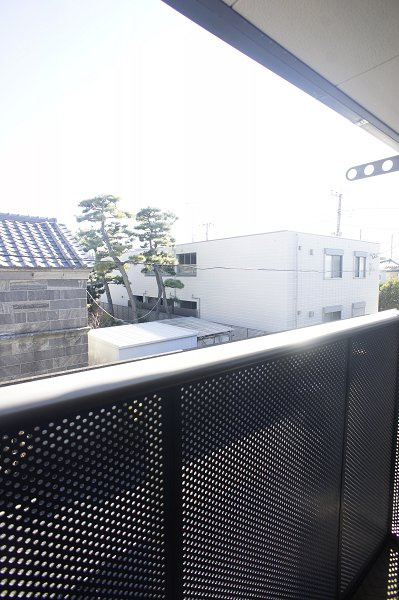 ヴァンティアン市川のバルコニー|東向きバルコニーは全面駐車場なので明るい。